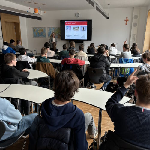 Frau Klessinger von der Agentur für Arbeit in der 9. Jahrgangsstufe