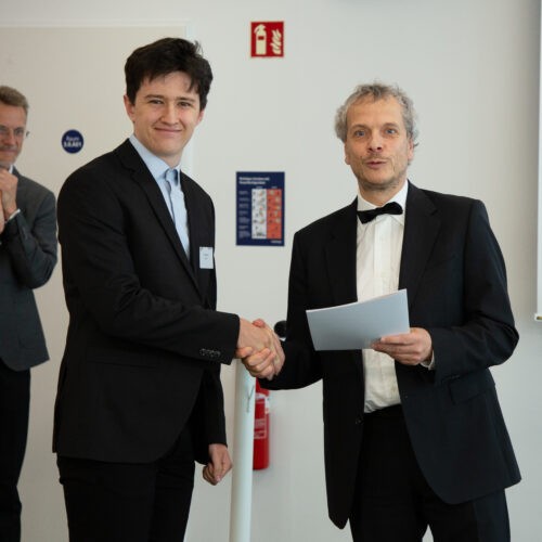 Philipp Wihan mit Professor Christoph Weidenbach (rechts) bei der Preisverleihung. Links: Dr. Wolfgang Pohl, Leiter der Bundesweiten Informatikwettbewerbe, Bild: CHECK24